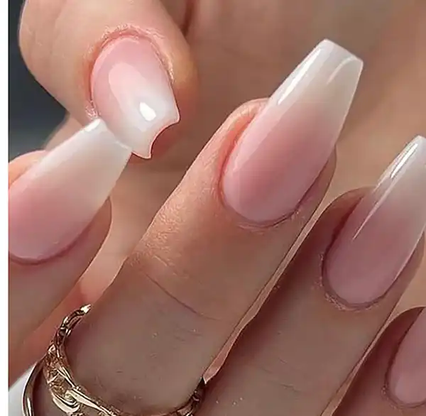 امبره ناخن سفید هلویی + ترکیب سفید و رنگ هلویی یا همون امبره ناخن سفید هلویی اونقدر خاص و منحصربهفرده که واقعاً نمیتونی ازش دل بکنی یه سر به مدلای اینجا بزن ایده بگیری