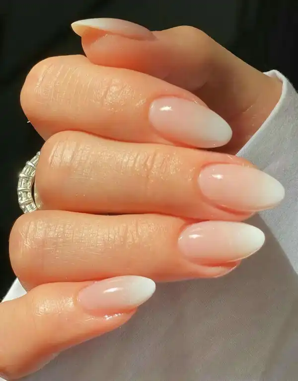 امبره ناخن سفید هلویی + ترکیب سفید و رنگ هلویی یا همون امبره ناخن سفید هلویی اونقدر خاص و منحصربهفرده که واقعاً نمیتونی ازش دل بکنی یه سر به مدلای اینجا بزن ایده بگیری