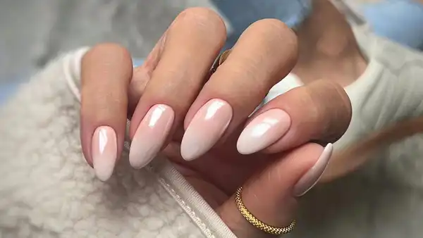 امبره ناخن سفید هلویی + ترکیب سفید و رنگ هلویی یا همون امبره ناخن سفید هلویی اونقدر خاص و منحصربهفرده که واقعاً نمیتونی ازش دل بکنی یه سر به مدلای اینجا بزن ایده بگیری