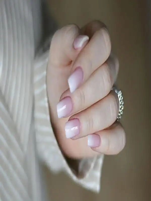 امبره ناخن سفید هلویی + ترکیب سفید و رنگ هلویی یا همون امبره ناخن سفید هلویی اونقدر خاص و منحصربهفرده که واقعاً نمیتونی ازش دل بکنی یه سر به مدلای اینجا بزن ایده بگیری