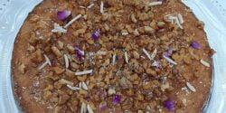 طرز تهیه کیک عسلی با گردو به روش مجلسی و طعمی بی نظیر
