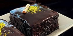 طرز تهیه کیک براونی مرطوب با سس شکلات و طعم بی نظیر