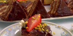 طرز تهیه کیک شکلاتی یخچالی به روش ساده با طعمی بی نظیر
