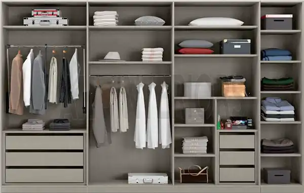 چیدمان کمد دیواری با قفسه + ایده‌های مختلف و بینظیر برای چیدمان کمد دیواری با قفسه