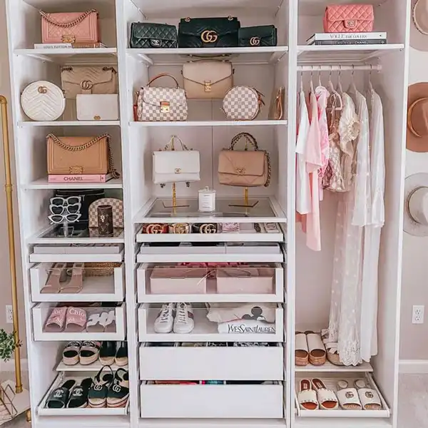 چیدمان کمد دیواری با قفسه + ایده‌های مختلف و بینظیر برای چیدمان کمد دیواری با قفسه