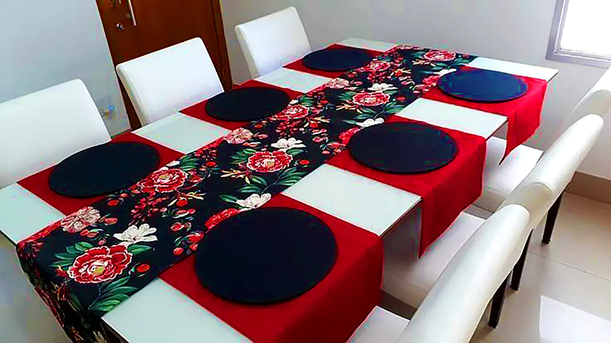 چیدمام میز با دستمال سفره