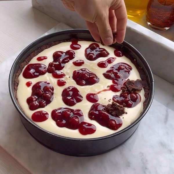 طرز تهیه چیز کیک آلبالو چیز کیک یخچالی با بیسکویت پتی بور