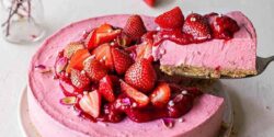 طرز تهیه چیز کیک توت فرنگی مجلسی با طعمی بی نظیر