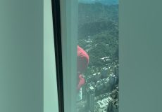 برج‌نوردی دلهره آور از طبقه ۸۹ یک آسمان‌خراش