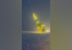 سقوط یک دکل نفتی در آلاسکا هنگام حمل و نقل
