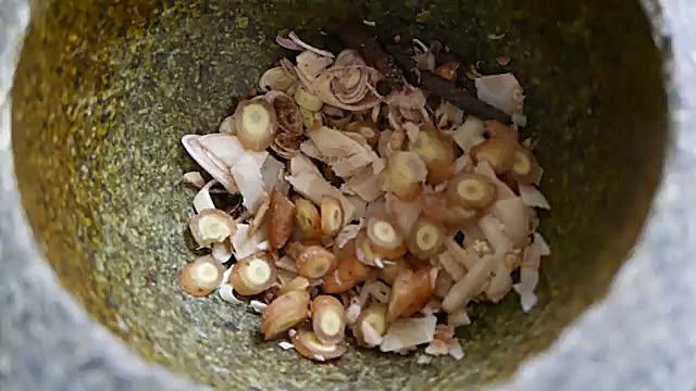طرز تهیه کاری شاه‌میگو در غذای خیابانی تایلند