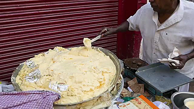 غذای خیابانی در هند؛ تهیه دسر خامه شیر با بادام و پسته در کانپور