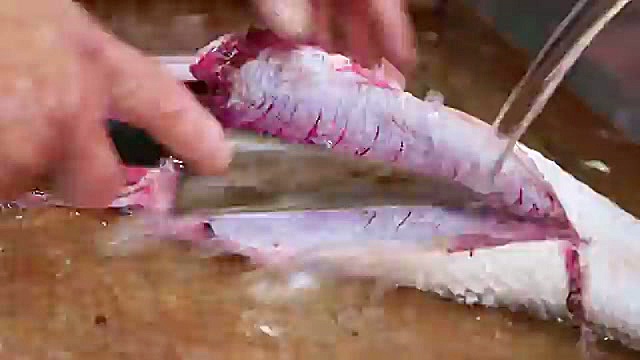 غذای خیابانی در ژاپن؛ تهیه برگر با ماهی در توکیو
