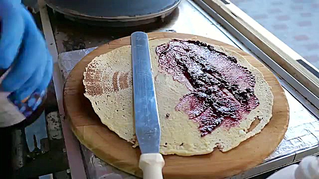 غذای خیابانی در ژاپن؛ تهیه چیز کیک توت فرنگی در توکیو