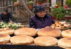 غذای روستایی در آذربایجان؛ پخت نان سیب زمینی در طبیعت روستا
