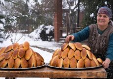 غذای روستایی در آذربایجان؛ پخت پای سبزیجات توسط مادر بزرگ روستایی
