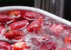 غذای روستایی در روسیه؛ پخت دونات توت فرنگی در روستا