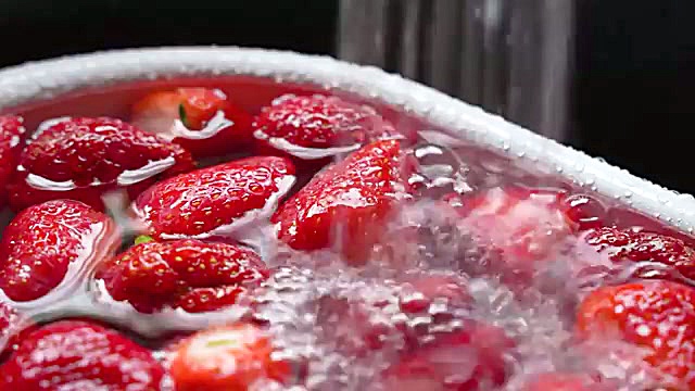غذای روستایی در روسیه؛ پخت دونات توت فرنگی در روستا