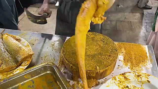 مهارت آشپزهای کراچی در تهیه ماهی سوخاری خیابانی