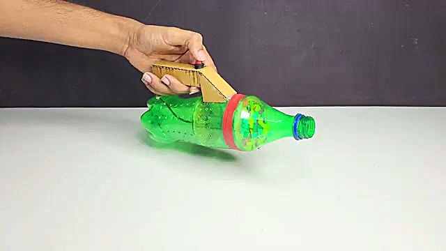 نحوه درست کردن یک جارو دستی خلاقانه با بطری نوشابه در خانه