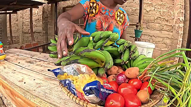 پخت پاستای خاص با موز کال در روستاهای کنیا