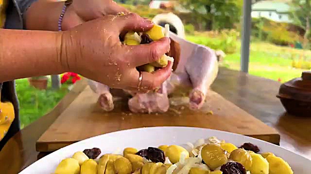 پخت کباب بوقلمون، تارت سیب و پیراشکی سیب زمینی در یک روستای زیبا