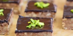 طرز تهیه دسر شیر عسلی به روش مجلسی با طعمی بی نظیر