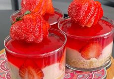 طرز تهیه دسر توت فرنگی