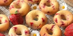 طرز تهیه دونات توت فرنگی خانگی با طعمی بی نظیر