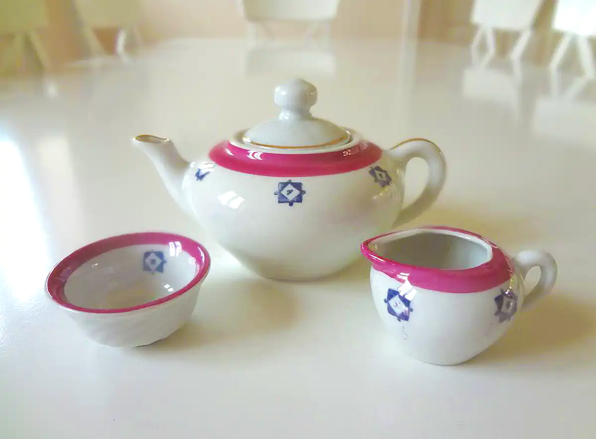 قوری چینی طرحدار