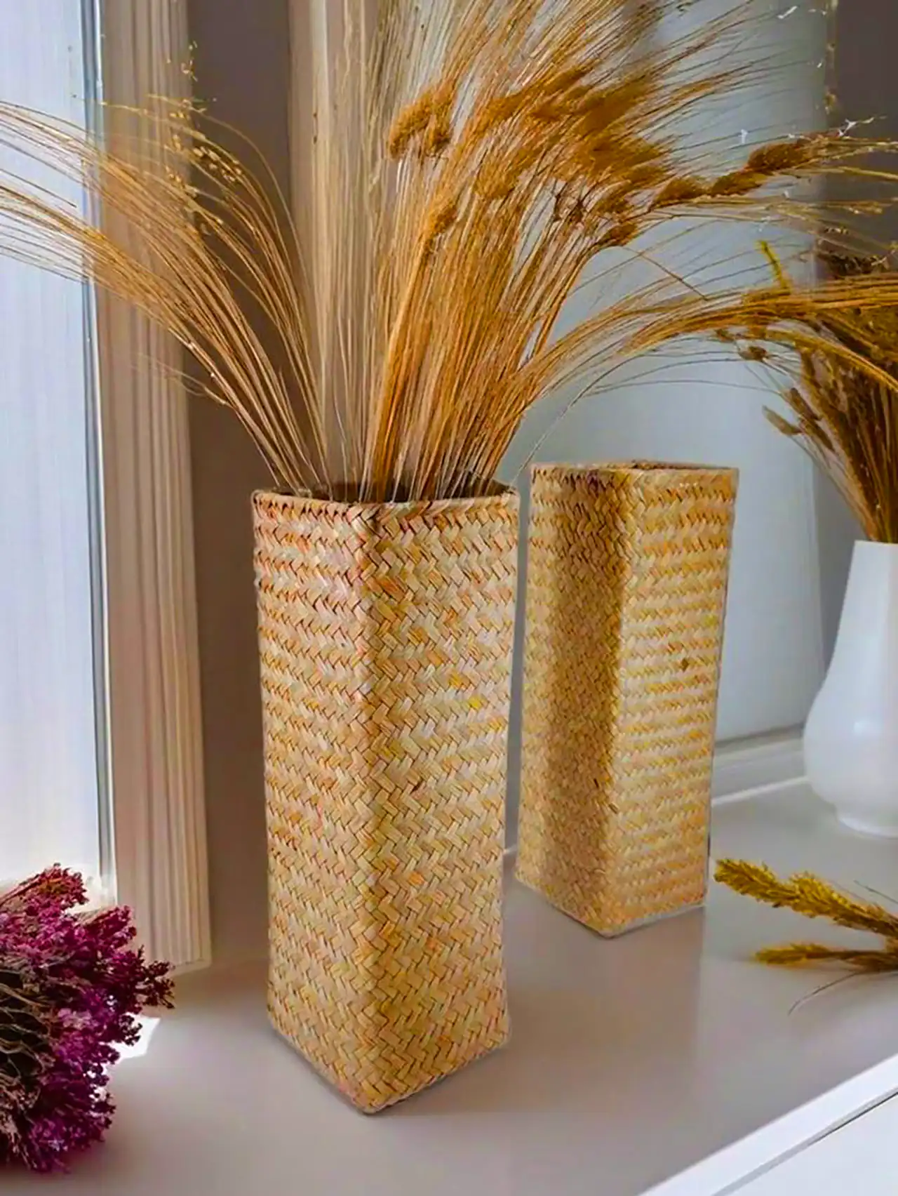گلدان کنار سالنی زیبا