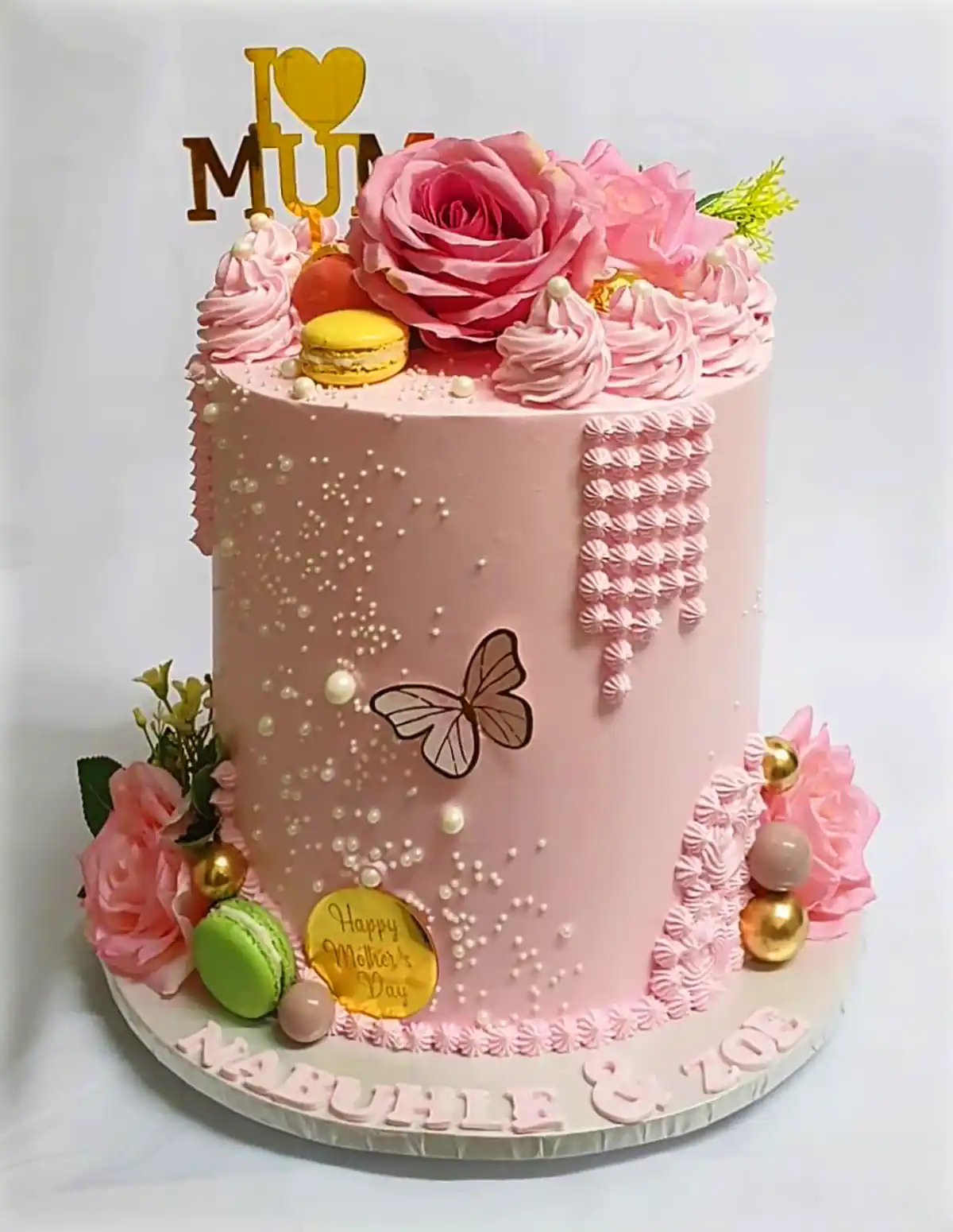 کیک صورتی پروانه‌ای برجسته