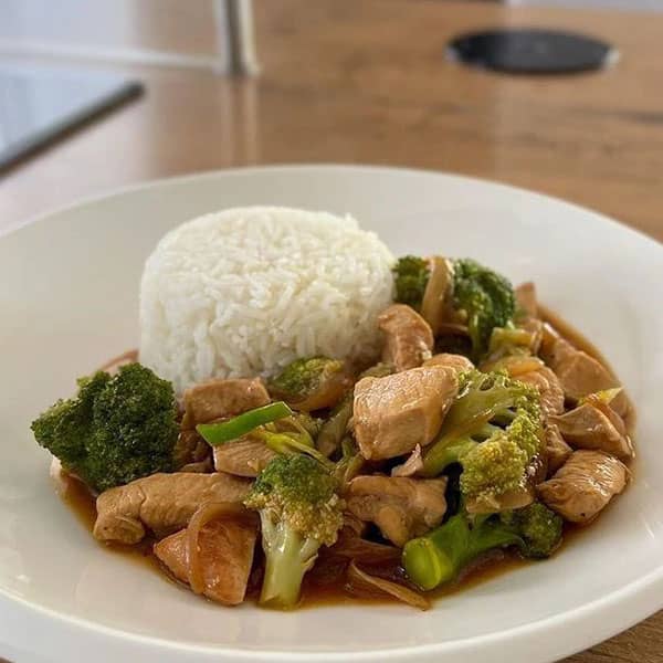 طرز تهیه خوراک مرغ و بروکلی