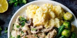 طرز تهیه خوراک مرغ خامه ای به روش ساده و با طعمی بی نظیر