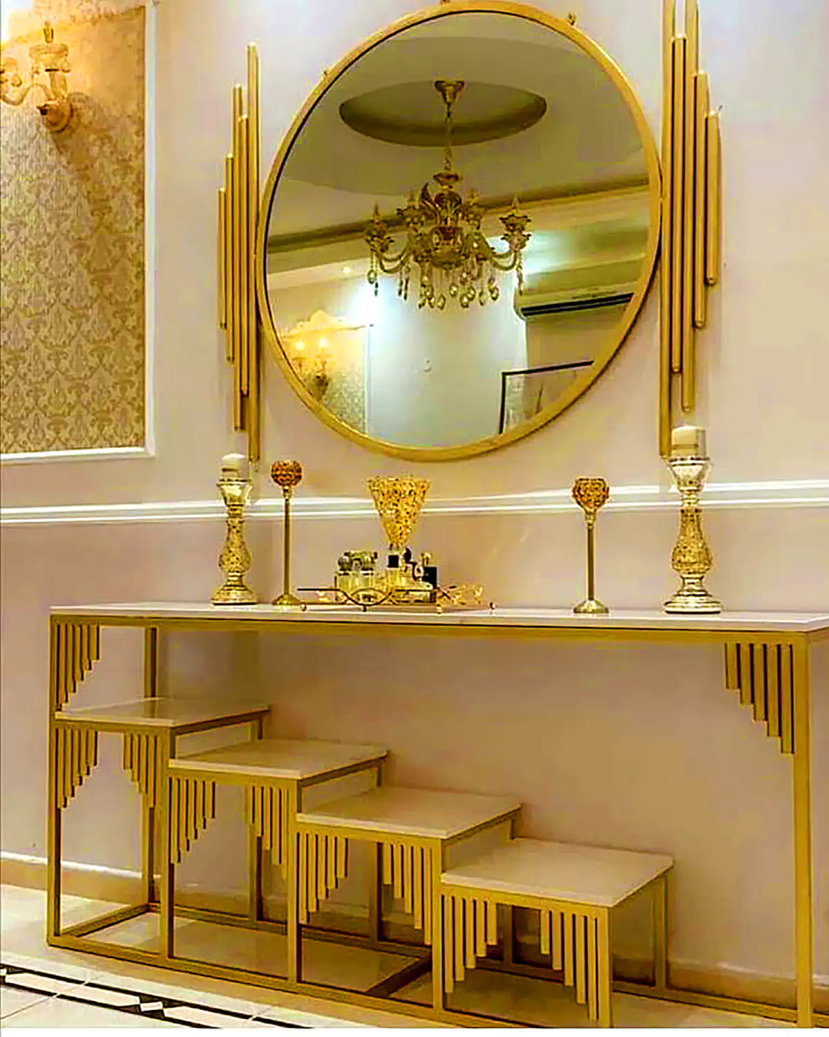 کنسول فلزی طلائی