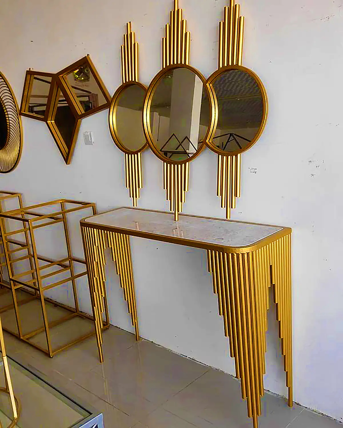 کنسول فلزی طلائی