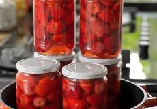 طرز تهیه کمپوت توت فرنگی