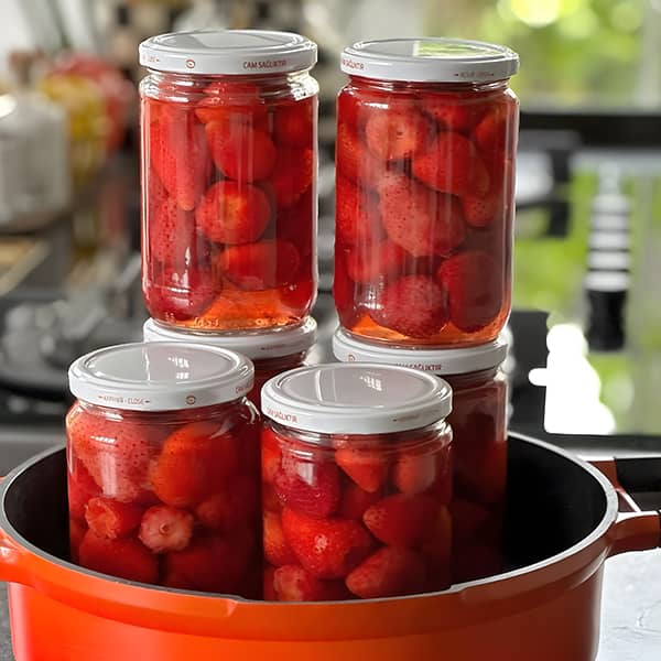 طرز تهیه کمپوت توت فرنگی