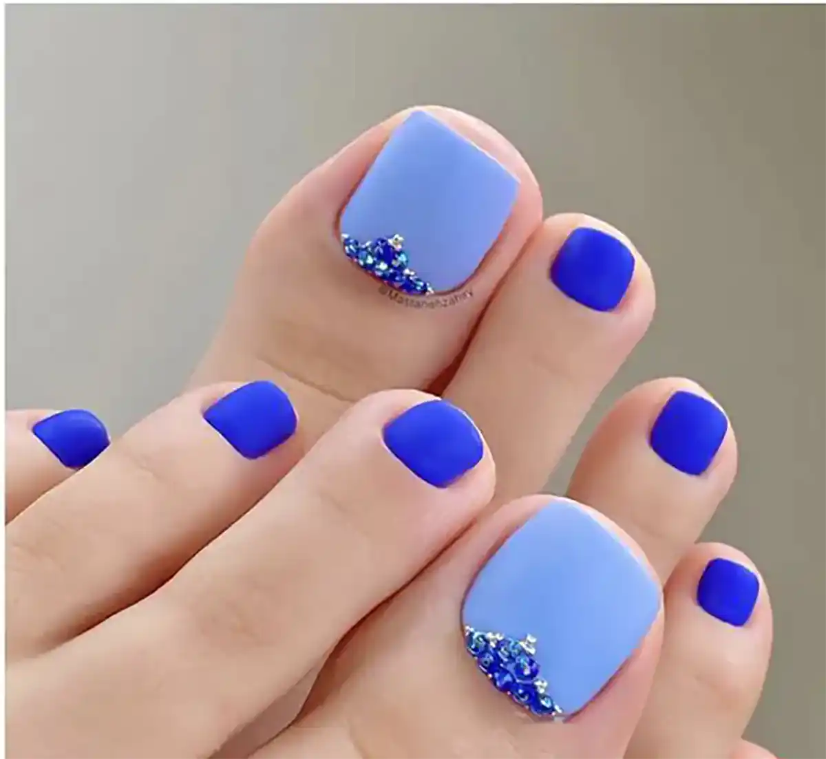 لاکژل آبی کاربنی ناخن پا