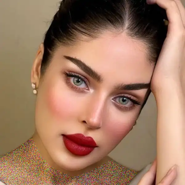 مدل آرایش اسموکی با رژ قرمز + ظاهر دراماتیک‌تر با مدل آرایش اسموکی با رژ قرمز