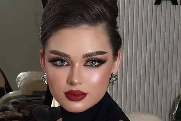 مدل آرایش اسموکی با رژ قرمز + ظاهر دراماتیک‌تر با مدل آرایش اسموکی با رژ قرمز