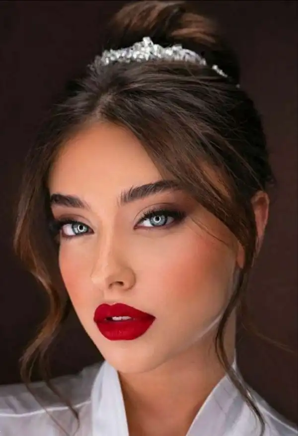 مدل آرایش اسموکی با رژ قرمز + ظاهر دراماتیک‌تر با مدل آرایش اسموکی با رژ قرمز