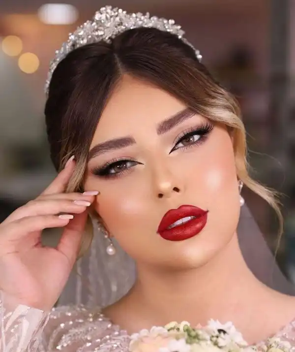 مدل آرایش اسموکی با رژ قرمز + ظاهر دراماتیک‌تر با مدل آرایش اسموکی با رژ قرمز