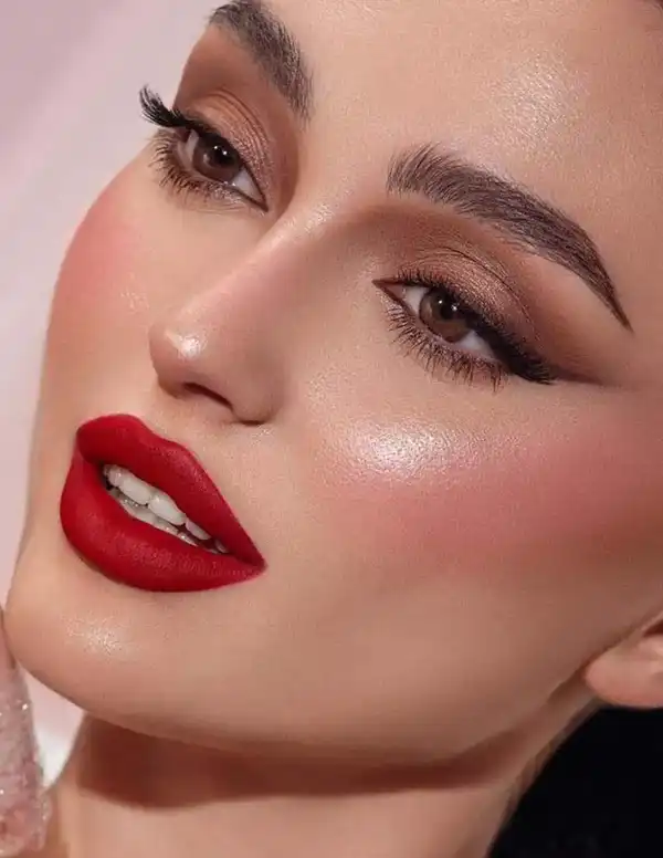 مدل آرایش اسموکی با رژ قرمز + ظاهر دراماتیک‌تر با مدل آرایش اسموکی با رژ قرمز