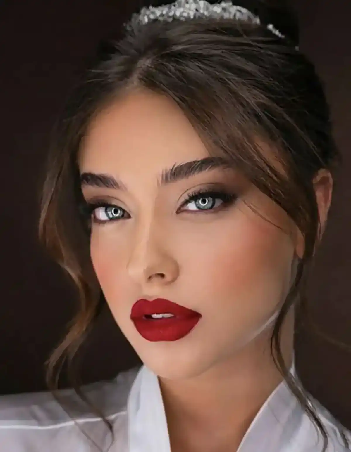 میکاپ عروس با رژ قرمز یونیک