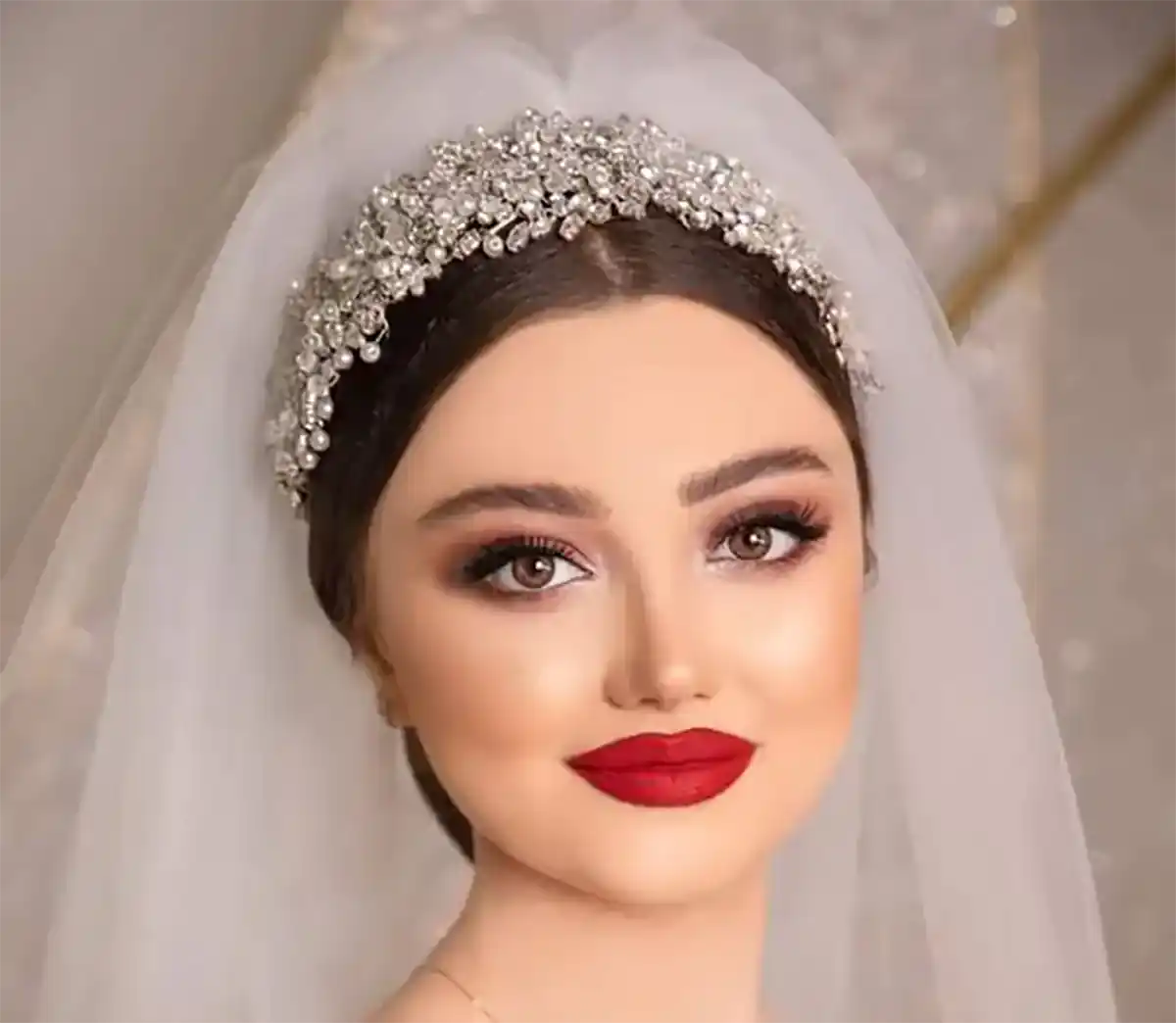 میکاپ عروس با رژ قرمز یونیک