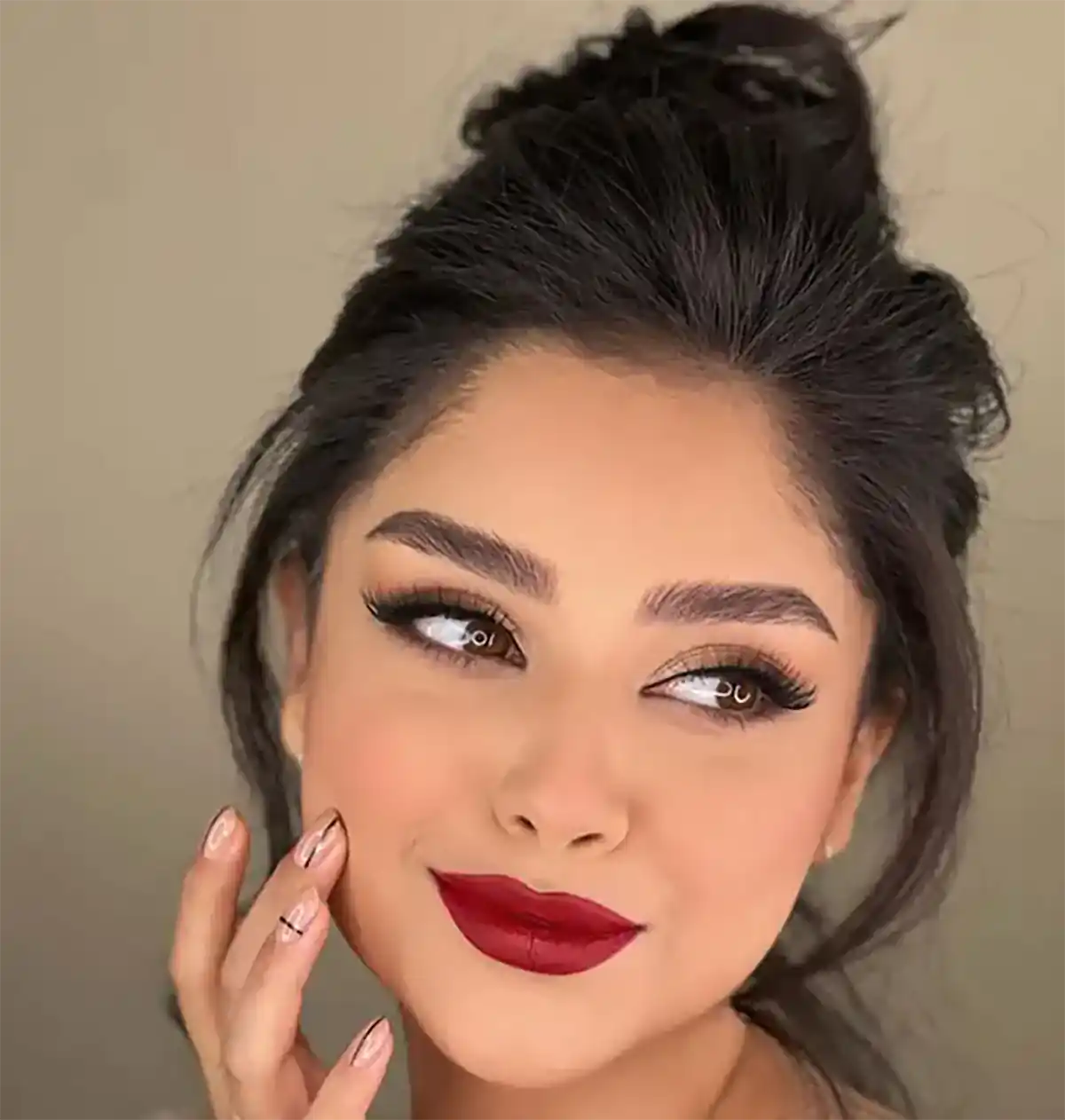 میکاپ عروس با رژ قرمز یونیک