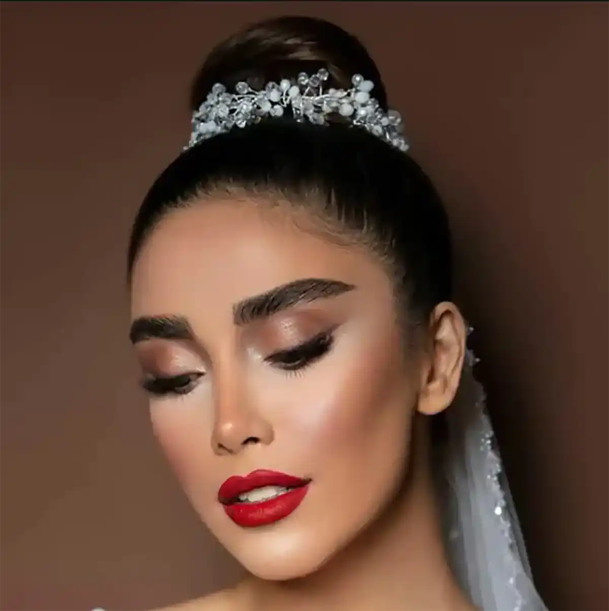 میکاپ عروس با رژ قرمز یونیک