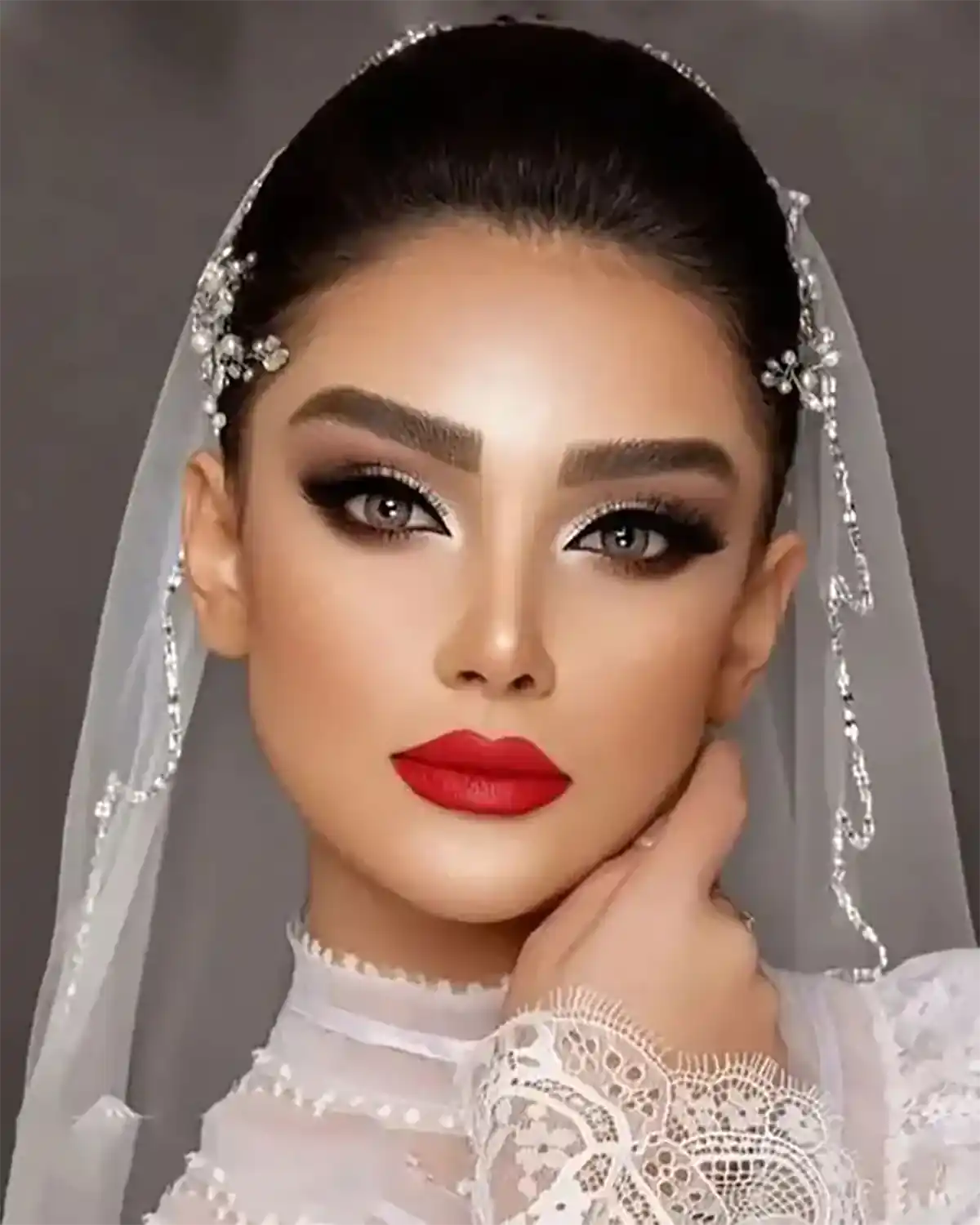 میکاپ عروس با رژ قرمز یونیک