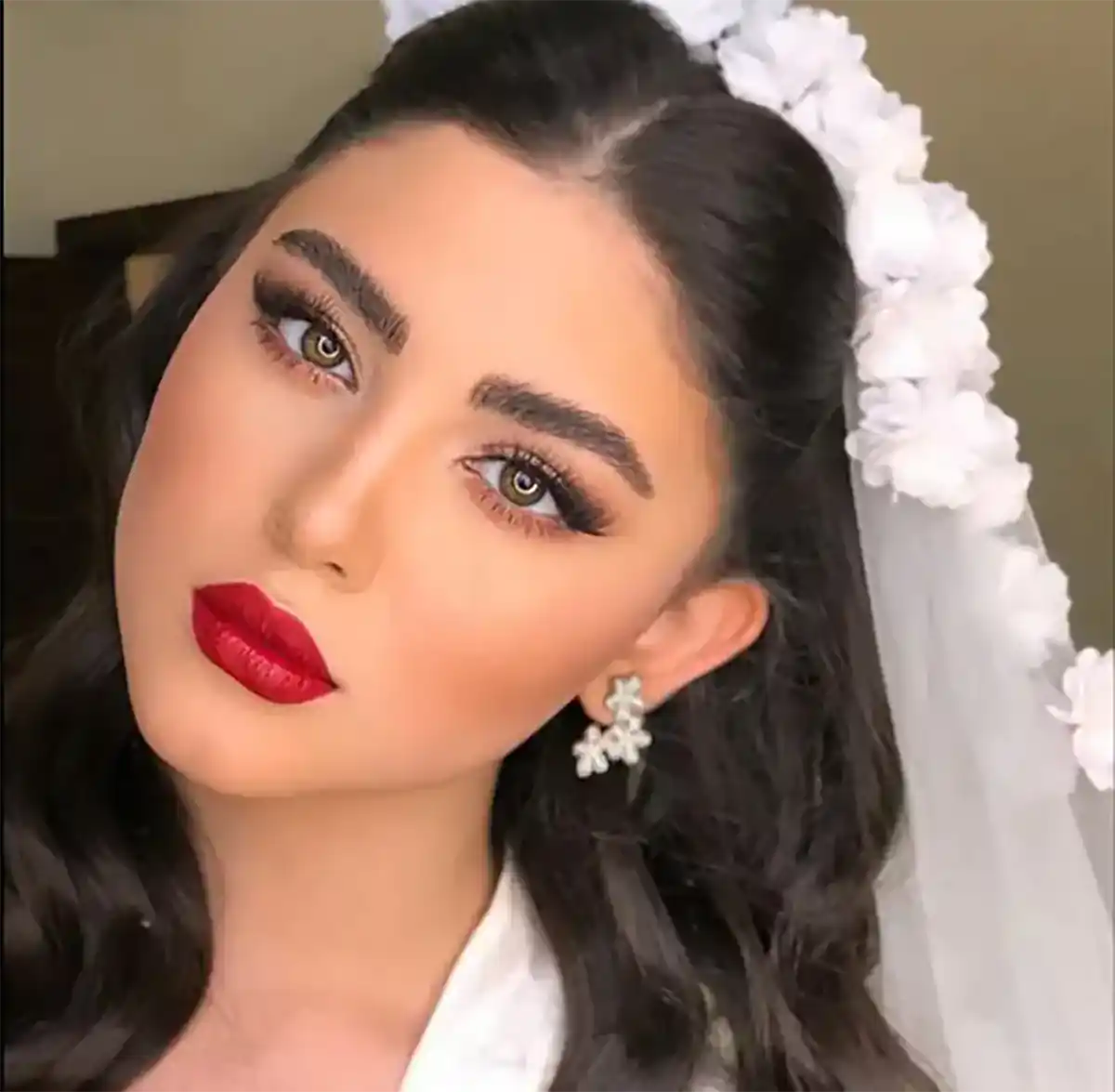 میکاپ عروس با رژ قرمز یونیک